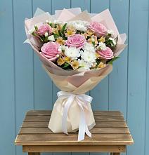 Букет цветов из:  Гвоздики, Орхидеи и Розы в Уптар