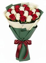 Букет Микс из красных и белых роз в Уптар