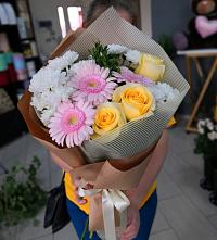 Букет цветов из:  Герберы, Розы и Хризантемы в Уптар