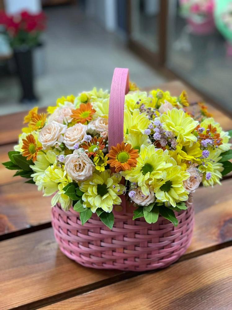 Цветочная композиция из Хризантемы и Розы в корзине в Уптар