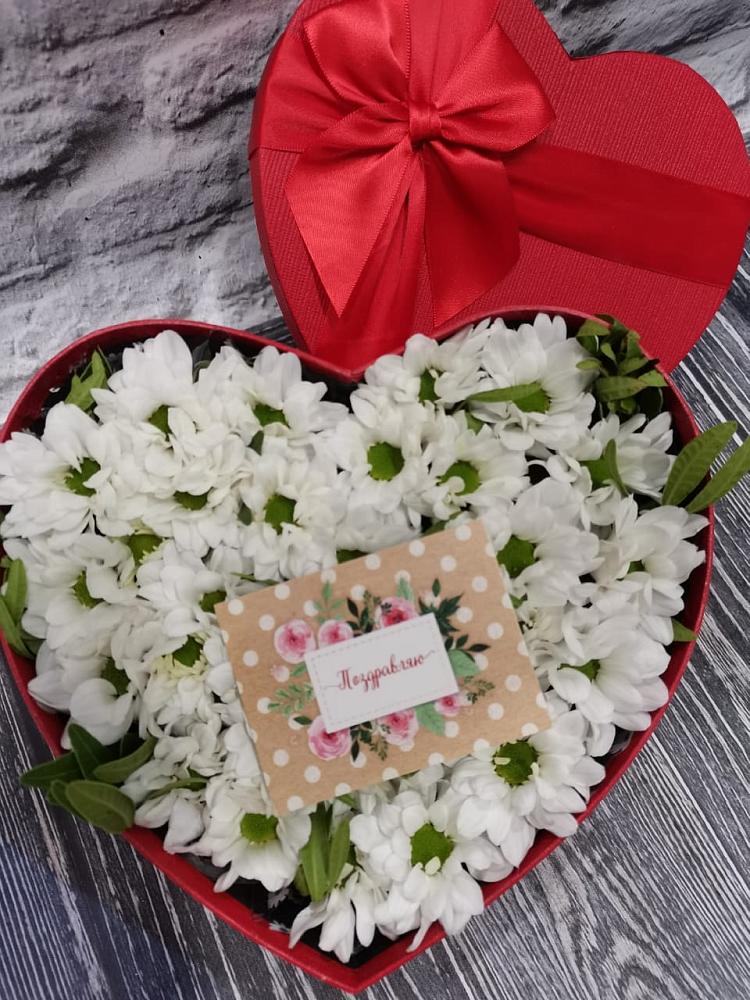 Цветочная композиция из Хризантемы в виде сердца в Уптар