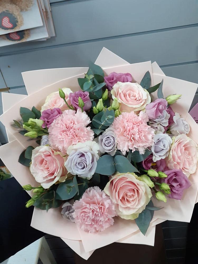 Букет цветов из: Розы, Гвоздики и Лизиантусы в Уптар